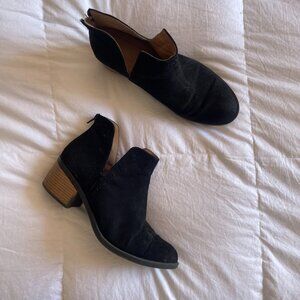 Qupid Black Faux Suede Ankle Boots (sz 8/8.5)